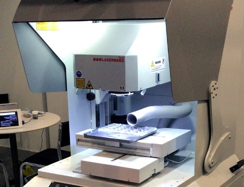 XY-Tisch im FIBERG Plus, Ausführung mit fahrbarem Rack